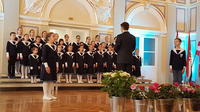 Zbor Katoličke osnovne škole „Uršuline zvjezdice“ niže sjajne rezultate na glazbenim smotrama